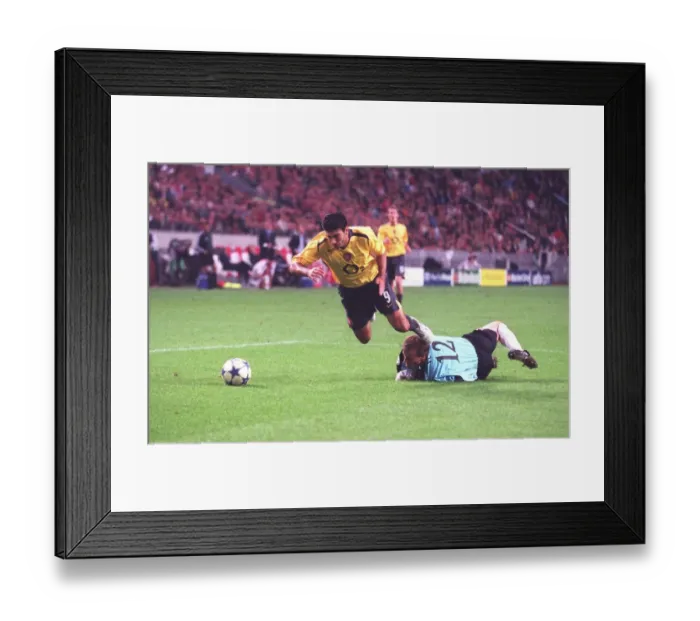 Framed Print : Ajax goalkeeper Hans Vonk trips Jose Reyes for the Arsenal penalty