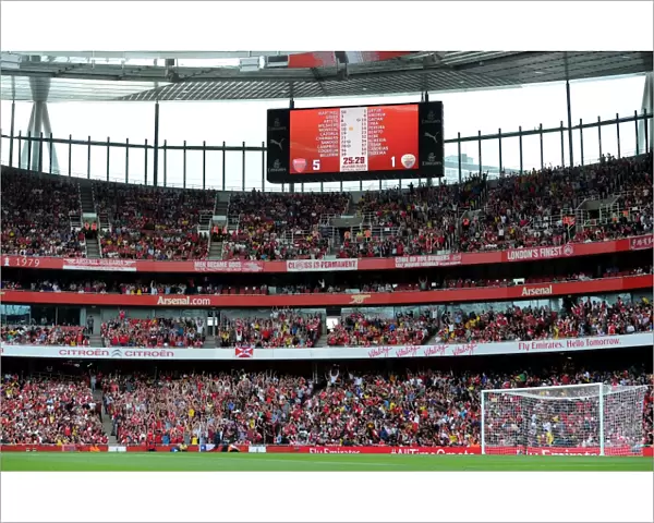 Arsenal fans do a mexican wave. Arsenal 5: 1 Benfica. The Emirates Cup, Day 1. Emirates Stadium