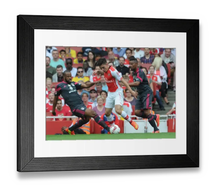 Framed Print : Hector Bellerin (Arsenal) Sidnei and Eliseu (Benfica). Arsenal 5: 1 Benfica. The Emirates Cup, Day 1 Framed Print : Hector Bellerin (Arsenal) Sidnei and Eliseu (Benfica). Arsenal 5: 1 Benfica. The Emirates Cup, Day 1