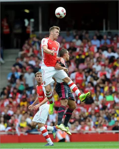 Calum Chambers (Arsenal) Lima (Benfica). Arsenal 5: 1 Benfica. The Emirates Cup, Day 1
