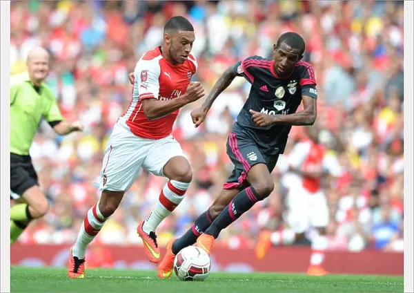Arsenal's Alex Oxlade-Chamberlain Outmaneuvers Benfica's Anderson Talisca