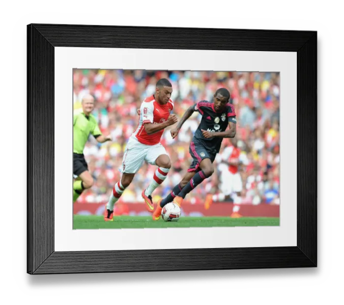 Framed Print : Arsenal's Alex Oxlade-Chamberlain Outmaneuvers Benfica's Anderson Talisca
