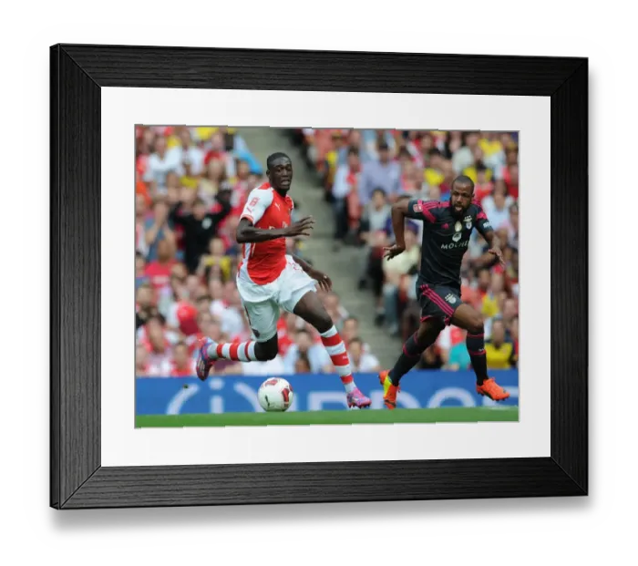 Framed Print : Arsenal's Yaya Sanogo Outmaneuvers Benfica's Eliseu in Emirates Cup Clash