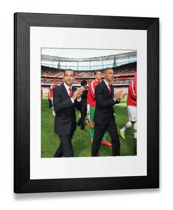 Framed Print : Arsenal Victory: Walcott and Gibbs Celebrate Over West Bromwich Albion (2013-14) Framed Print : Arsenal Victory: Walcott and Gibbs Celebrate Over West Bromwich Albion (2013-14)