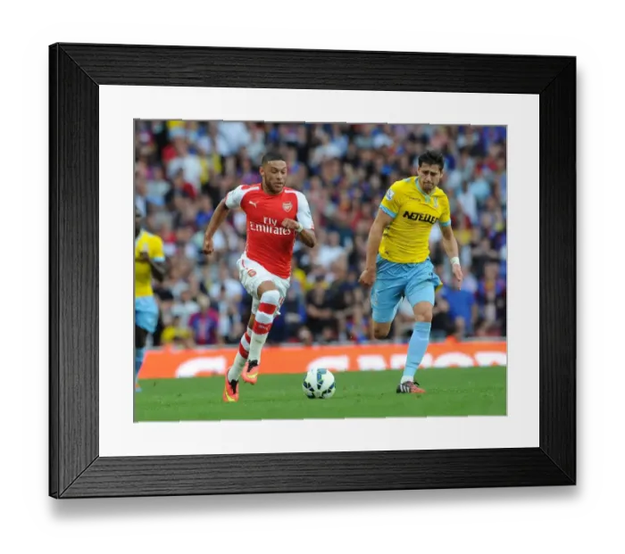 Framed Print : Arsenal's Alex Oxlade-Chamberlain Faces Off Against Crystal Palace's Joel Ward