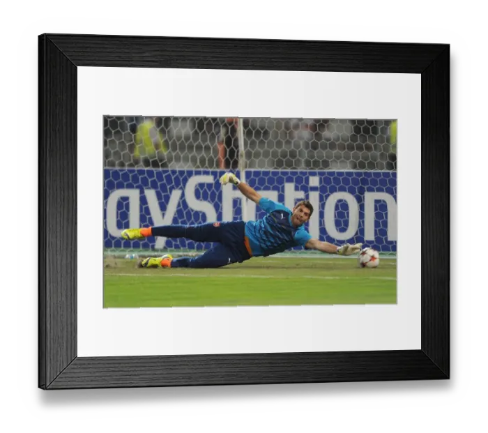 Framed Print : Emi Martinez (Arsenal). Besiktas 0: 0 Arsenal. UEFA Champions League Qualifier 1st Leg Framed Print : Emi Martinez (Arsenal). Besiktas 0: 0 Arsenal. UEFA Champions League Qualifier 1st Leg