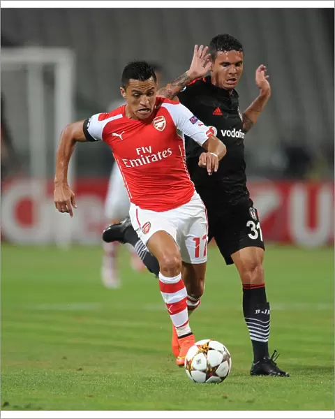 Alexis Sanchez (Arsenal) Ramon Motta (Besiktas). Besiktas 0: 0 Arsenal. UEFA Champions