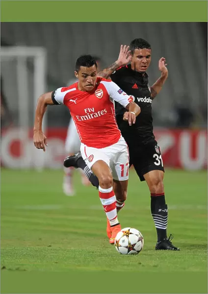 Alexis Sanchez (Arsenal) Ramon Motta (Besiktas). Besiktas 0: 0 Arsenal. UEFA Champions