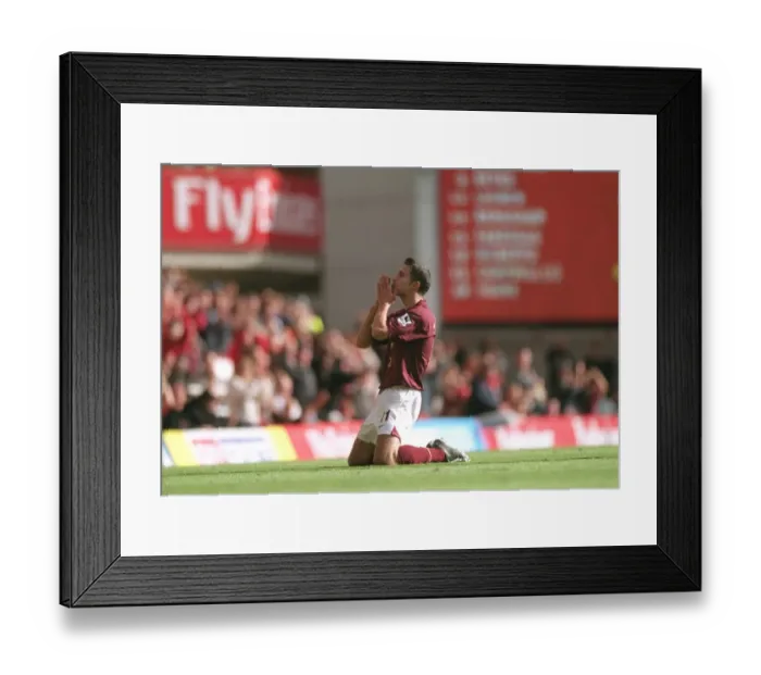Framed Print : Robin van Persie's Thrilling Goal: Arsenal Leads 1-0 vs. Birmingham City, FA Premiership, Highbury, London, 2005