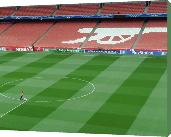 The pitch is marked out before the match. Arsenal 1: 0 Besiktas. UEFA Champions League