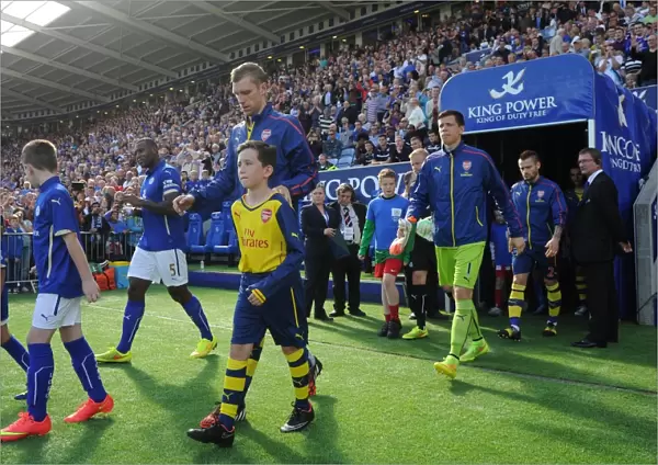 Per Mertesacker (Arsenal) with the Arsenal Mascot. Leicester City 1: 1 Arsenal. Barclays