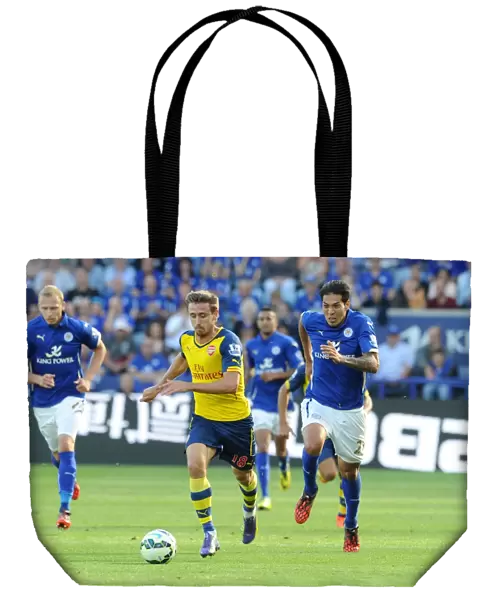 Nacho Monreal (Arsenal) Leonardo Ulloa (Leicester). Leicester City 1: 1 Arsenal. Barclays