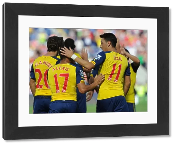 Alexis Sanchez celebrates scoring his goal for Arsenal with Mesut Ozil. Leicester City 1: 1 Arsenal