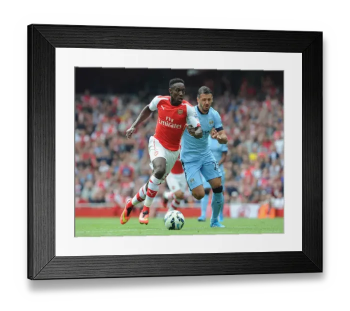 Framed Print : Danny Welbeck Outpaces Martin Demichelis: Arsenal vs Manchester City, Premier League 2014-15