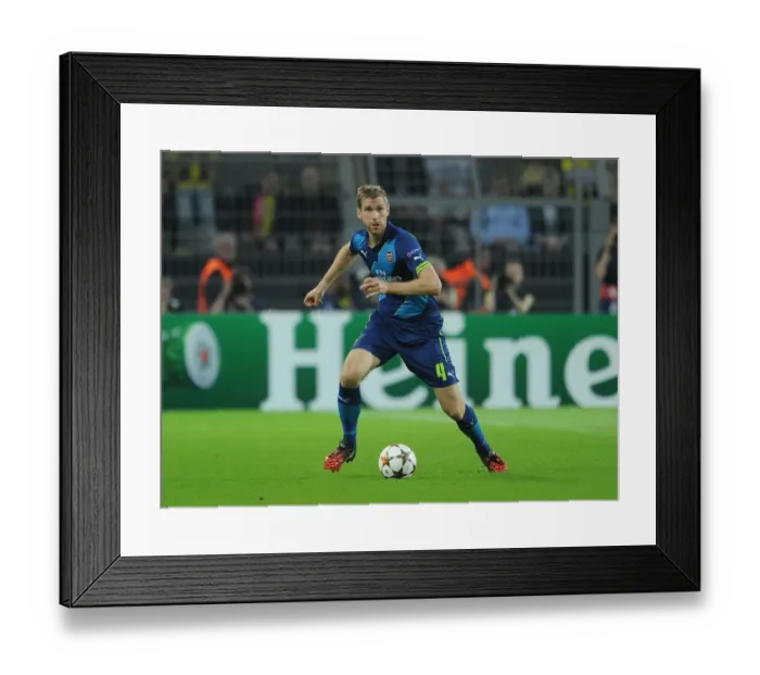 Framed Print : Per Mertesacker in Action: Borussia Dortmund vs Arsenal, UEFA Champions League (2014-15)