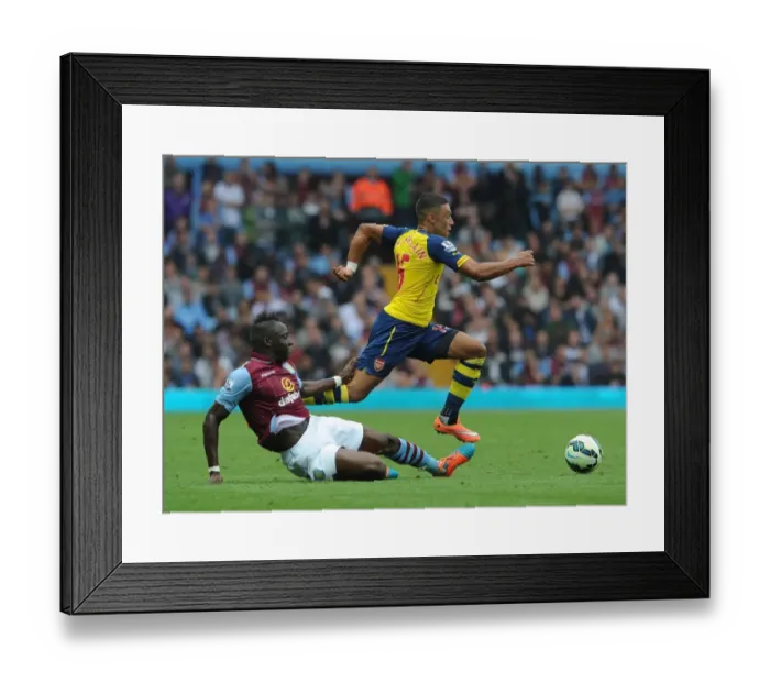Framed Print : Alex Oxlade-Chamberlain's Sensational Skill: Outmaneuvering Aly Cissokho in Arsenal's Triumph over Aston Villa