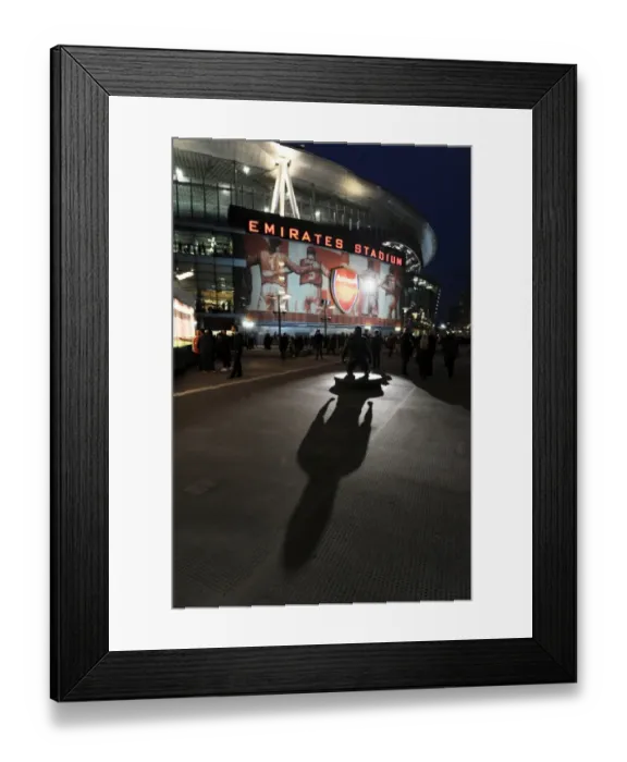 Framed Print : Thierry Henry Statue: Arsenal's Enduring Tribute at Emirates Stadium