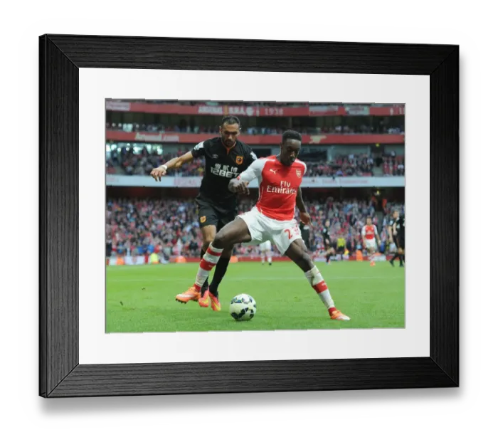 Framed Print : Arsenal's Danny Welbeck Fends Off Hull's Ahmed Elmohamady in Premier League Clash Framed Print : Arsenal's Danny Welbeck Fends Off Hull's Ahmed Elmohamady in Premier League Clash