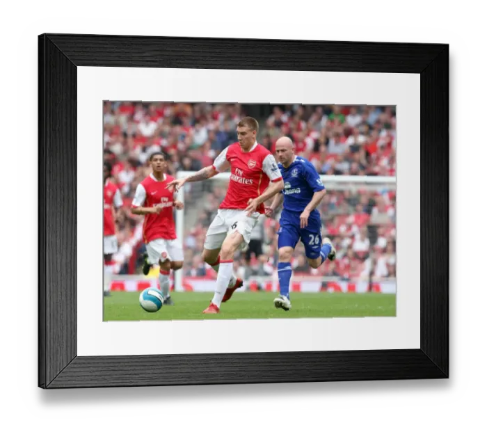 Framed Print : Nicklas Bendtner (Arsenal) Lee Carsley (Everton) Framed Print : Nicklas Bendtner (Arsenal) Lee Carsley (Everton)