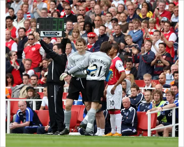 Jens Lehmann (Arsenal) comes on as a sub for Lukasz Fabianski (Arsenal)