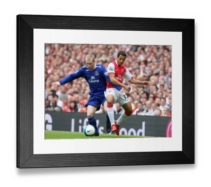 Framed Print : Theo Walcott (Arsenal) Tony Hibbert (Everton)