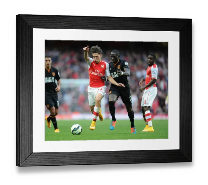 Framed Print : Hector Bellerin Outsmarts Mohamed Diame: Arsenal's Agile Defender Outmaneuvers Hull City Opponent