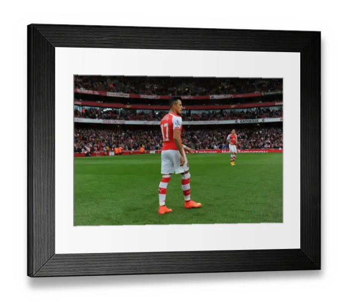 Framed Print : Arsenal's Alexis Sanchez Prepares for Kickoff against Hull City (2014-15)