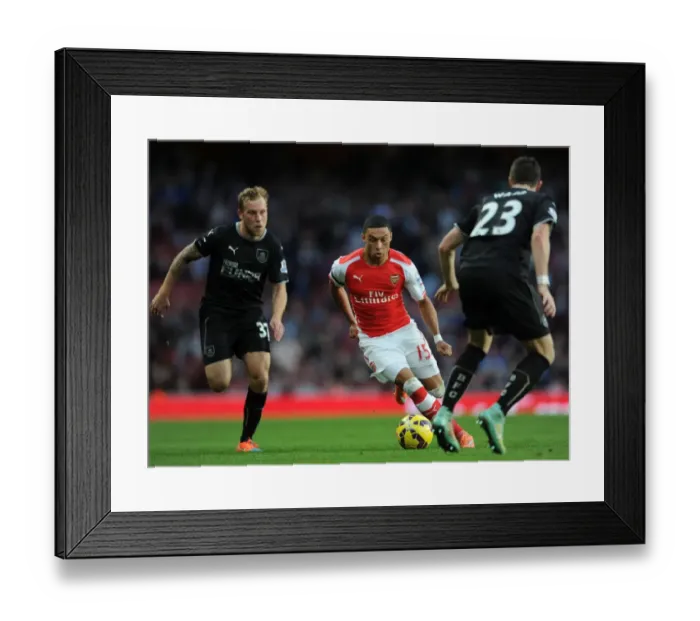 Framed Print : Arsenal's Oxlade-Chamberlain Faces Off Against Burnley's Arfield and Ward Framed Print : Arsenal's Oxlade-Chamberlain Faces Off Against Burnley's Arfield and Ward