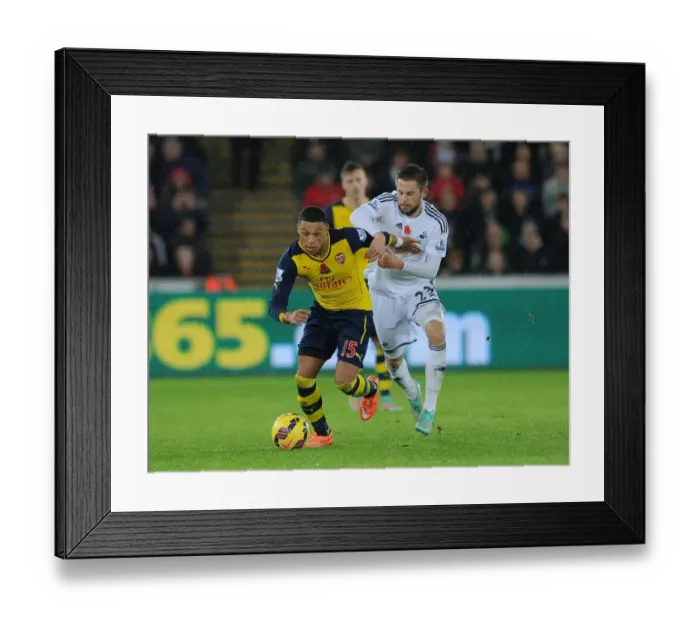 Framed Print : Clash of Midfield Talents: Oxlade-Chamberlain vs Sigurdsson (Swansea vs Arsenal, 2014-15)