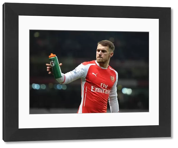 Aaron Ramsey (Arsenal) drinks Gatorade before the match. Arsenal 2: 1 Manchester United