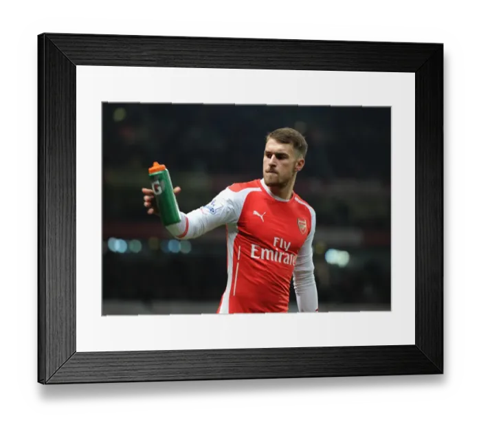 Framed Print : Aaron Ramsey (Arsenal) drinks Gatorade before the match. Arsenal 2: 1 Manchester United