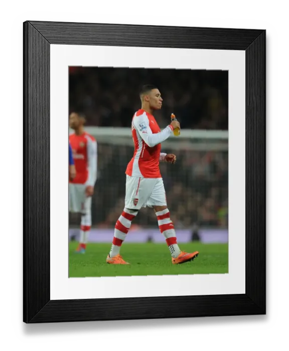 Framed Print : Intense Moment: Oxlade-Chamberlain Fights for Possession against Manchester United (2014-15)