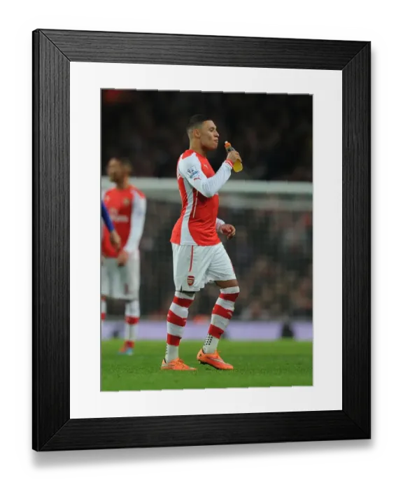 Framed Print : Arsenal's Oxlade-Chamberlain Fights for Possession against Manchester United (Premier League 2014-15) Framed Print : Arsenal's Oxlade-Chamberlain Fights for Possession against Manchester United (Premier League 2014-15)