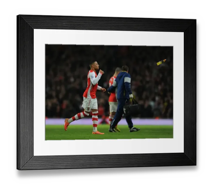 Framed Print : Arsenal's Oxlade-Chamberlain Battles for Possession against Manchester United (Premier League 2014-15) Framed Print : Arsenal's Oxlade-Chamberlain Battles for Possession against Manchester United (Premier League 2014-15)