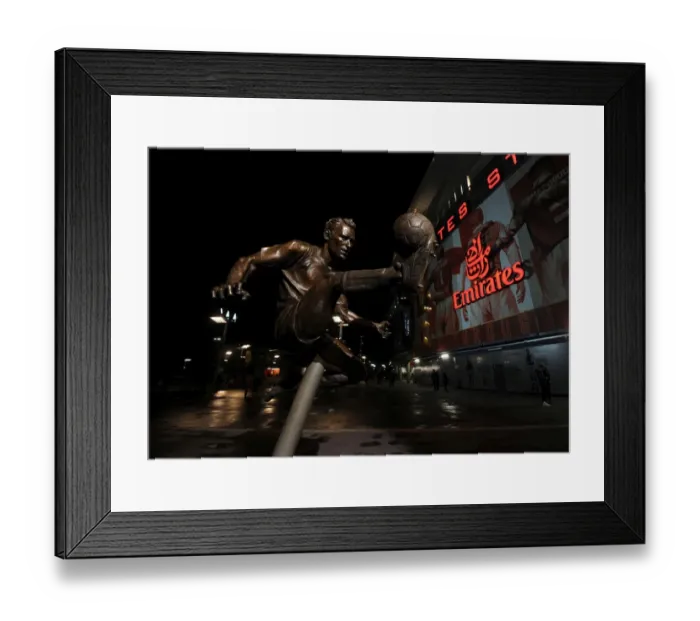 Framed Print : Dennis Bergkamp Statue: Arsenal's Tribute before Arsenal vs Southampton (2014-15) Framed Print : Dennis Bergkamp Statue: Arsenal's Tribute before Arsenal vs Southampton (2014-15)