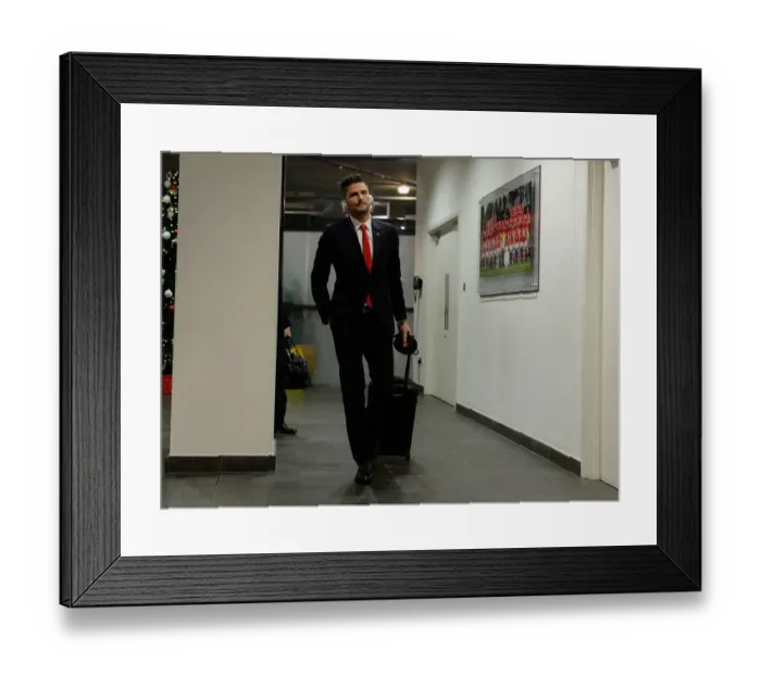 Framed Print : Arsenal's Olivier Giroud Prepares for Arsenal v Southampton Clash (2014-15) Framed Print : Arsenal's Olivier Giroud Prepares for Arsenal v Southampton Clash (2014-15)