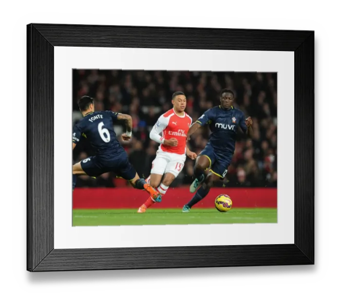 Framed Print : Arsenal's Alex Oxlade-Chamberlain Outmaneuvers Southampton's Jose Fonte and Victor Wanyama