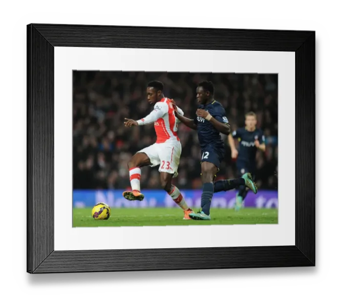 Framed Print : Arsenal's Danny Welbeck Fends Off Southampton's Victor Wanyama in Premier League Clash Framed Print : Arsenal's Danny Welbeck Fends Off Southampton's Victor Wanyama in Premier League Clash