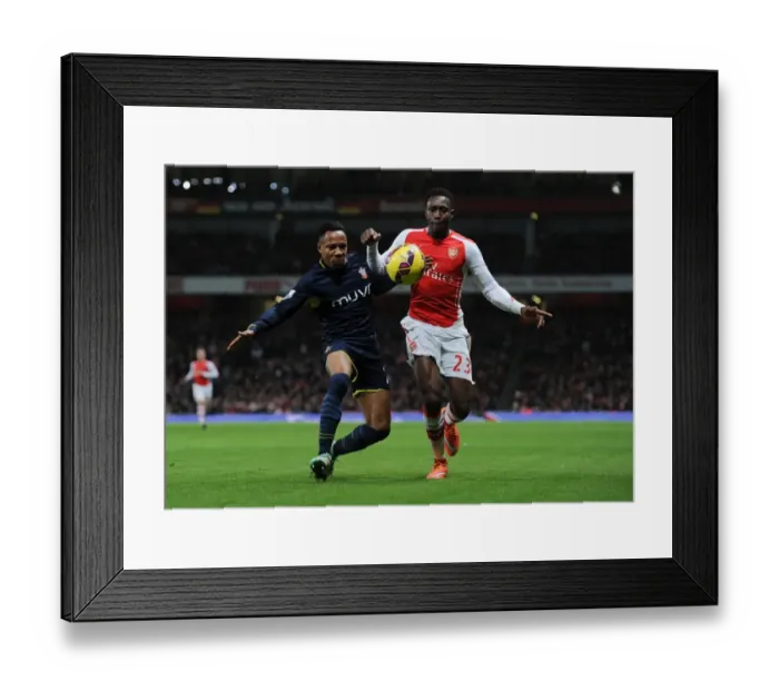 Framed Print : Clash at Emirates: Welbeck vs. Clyne in Arsenal's Battle against Southampton (2014-15)