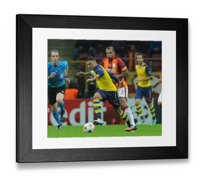 Framed Print : Alex Oxlade-Chamberlain Outmaneuvers Felipe Melo in Galatasaray vs Arsenal UCL Clash