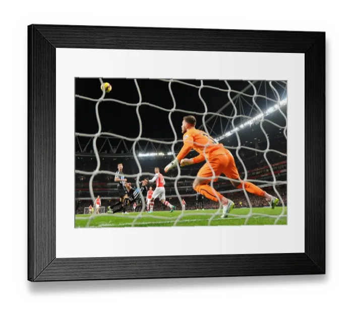 Framed Print : Giroud's Dramatic Last-Minute Goal: Arsenal Edge Past Newcastle United in the Premier League