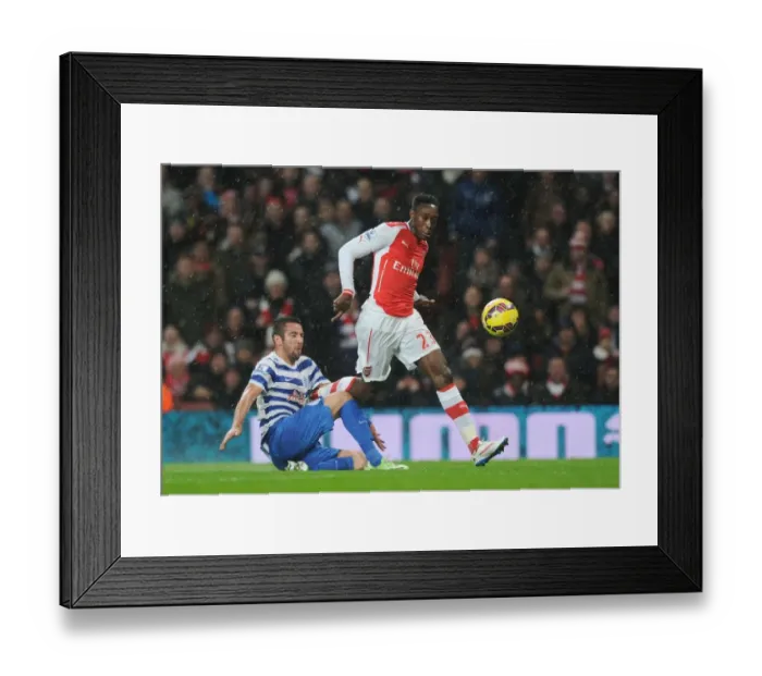 Framed Print : Danny Welbeck Outmaneuvers Mauricio Isla in Arsenal's Victory over Queens Park Rangers
