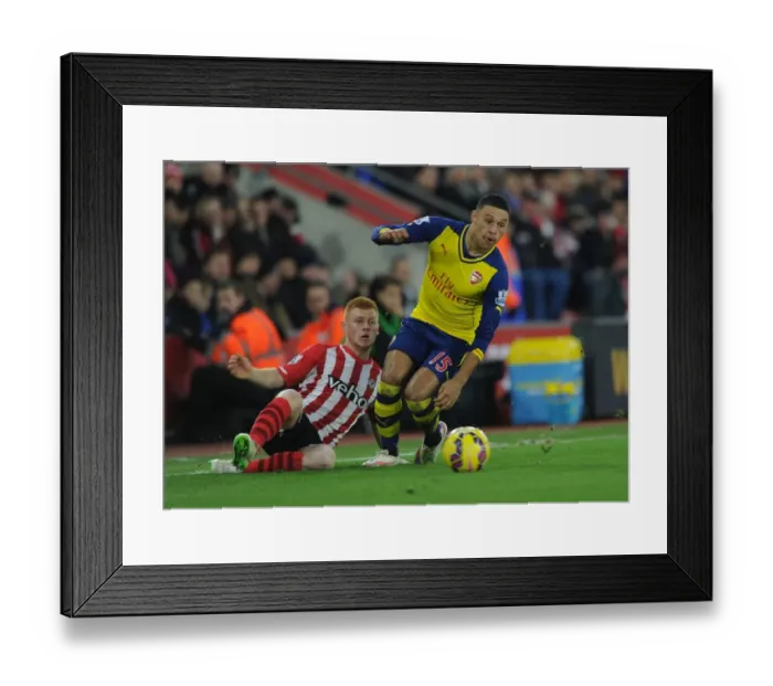 Framed Print : Arsenal's Oxlade-Chamberlain Outmaneuvers Southampton's Reed in Premier League Clash (January 2015)