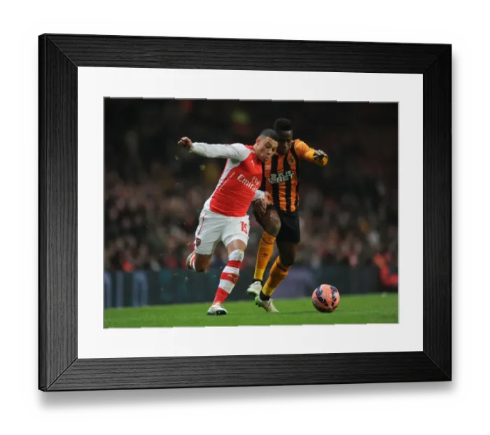 Framed Print : Arsenal's Alex Oxlade-Chamberlain Faces Off Against Hull City's Maynor Figueroa in FA Cup Clash
