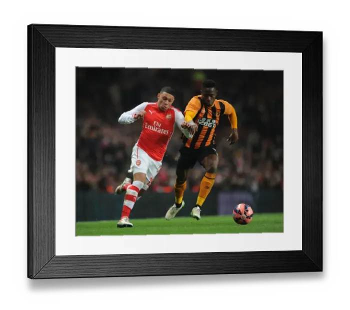 Framed Print : FA Cup Showdown: Oxlade-Chamberlain vs. Figueroa - Arsenal's Clash with Hull City
