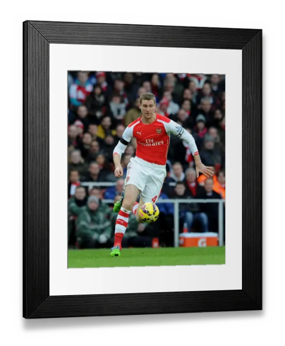 Framed Print : Per Mertesacker Focuses in Arsenal's Battle Against Stoke City (2014-15) Framed Print : Per Mertesacker Focuses in Arsenal's Battle Against Stoke City (2014-15)