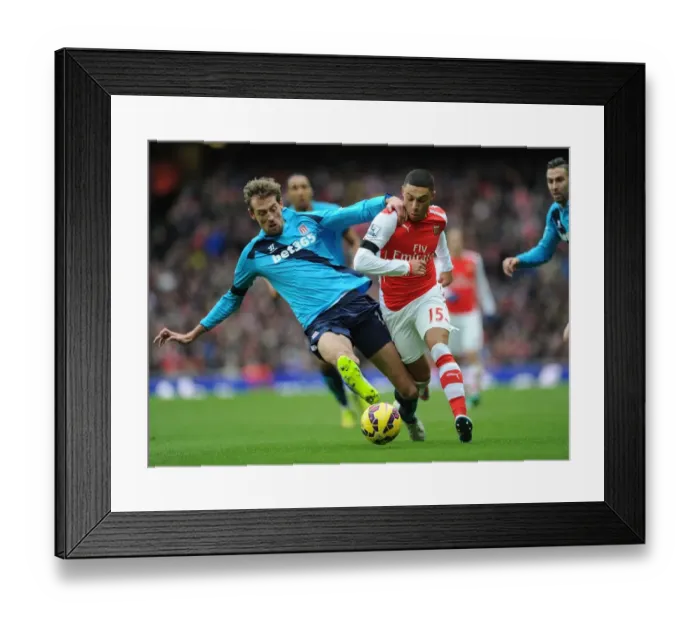 Framed Print : Intense Battle: Oxlade-Chamberlain vs Crouch at the Emirates Stadium - Arsenal vs Stoke City Framed Print : Intense Battle: Oxlade-Chamberlain vs Crouch at the Emirates Stadium - Arsenal vs Stoke City
