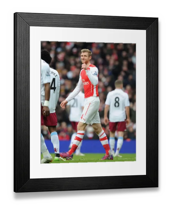Framed Print : Per Mertesacker's Intense Focus at Arsenal vs Aston Villa, 2015