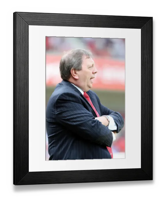 Framed Print : Arsenal Ladies Victory in FA Cup Final: 4-1 Triumph Over Leeds United - Vic Akers and Team Celebrate