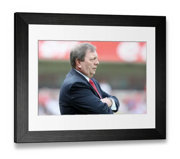 Framed Print : Vic Akers and Arsenal Ladies Celebrate FA Womens Cup Victory (4-1) over Leeds United